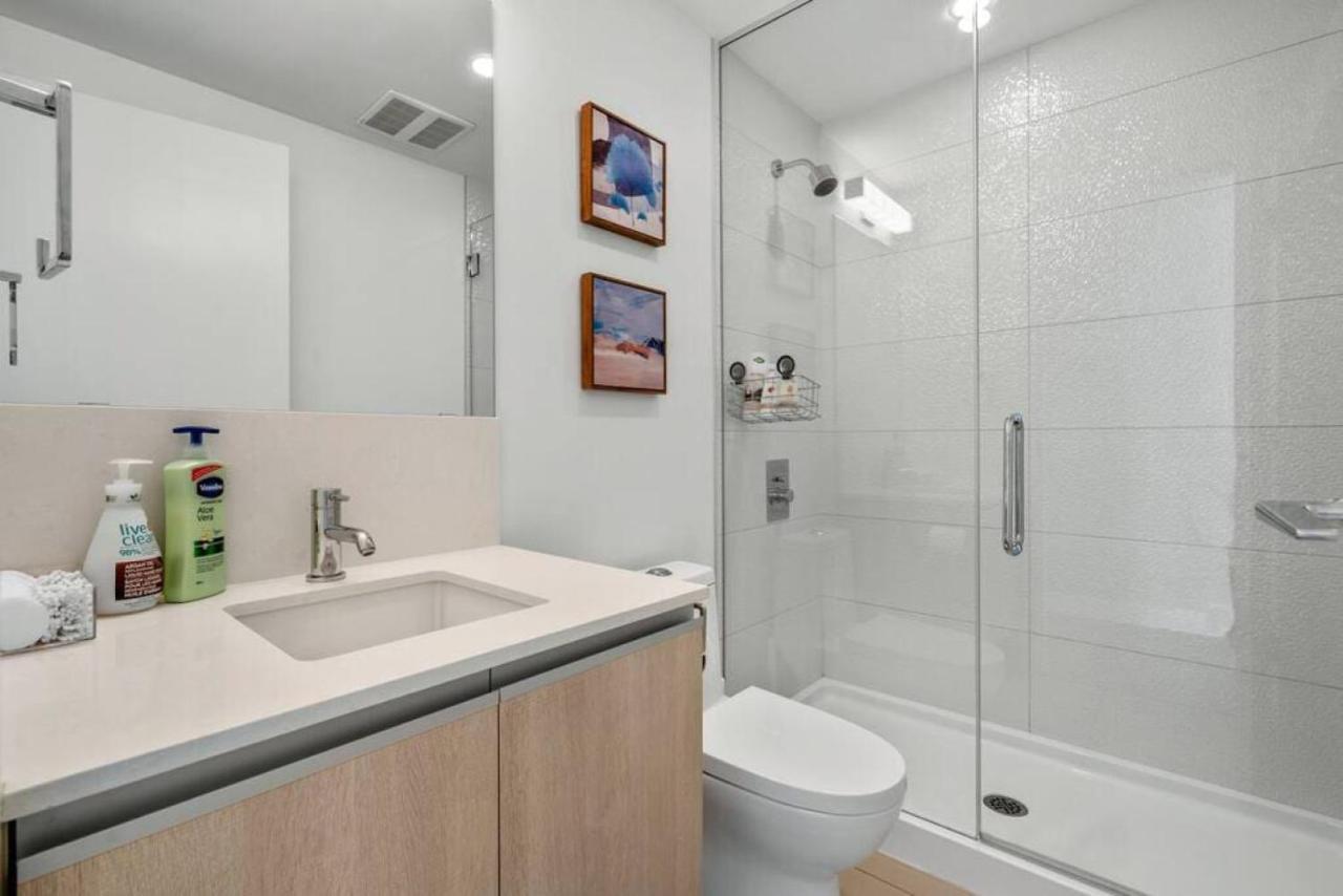 Luxury Apartment On The 9Th Floor Near Stampede, Complimentary Wine, 2 Car Ug Parking YYC Exteriör bild