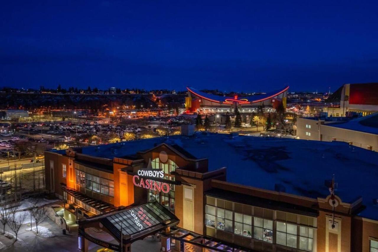 Luxury Apartment On The 9Th Floor Near Stampede, Complimentary Wine, 2 Car Ug Parking YYC Exteriör bild