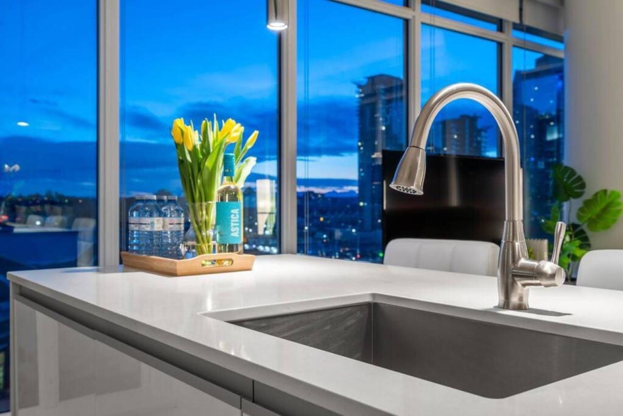 Luxury Apartment On The 9Th Floor Near Stampede, Complimentary Wine, 2 Car Ug Parking YYC Exteriör bild