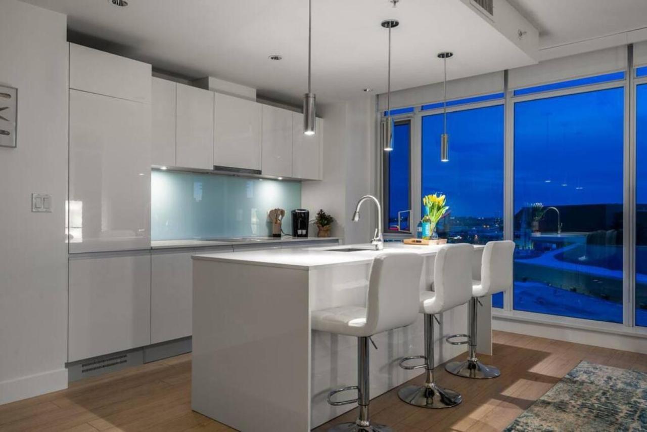Luxury Apartment On The 9Th Floor Near Stampede, Complimentary Wine, 2 Car Ug Parking YYC Exteriör bild