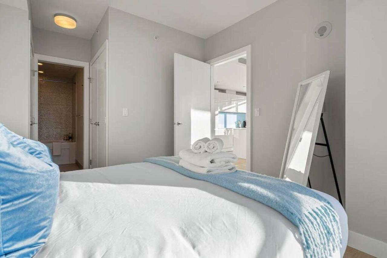 Luxury Apartment On The 9Th Floor Near Stampede, Complimentary Wine, 2 Car Ug Parking YYC Exteriör bild