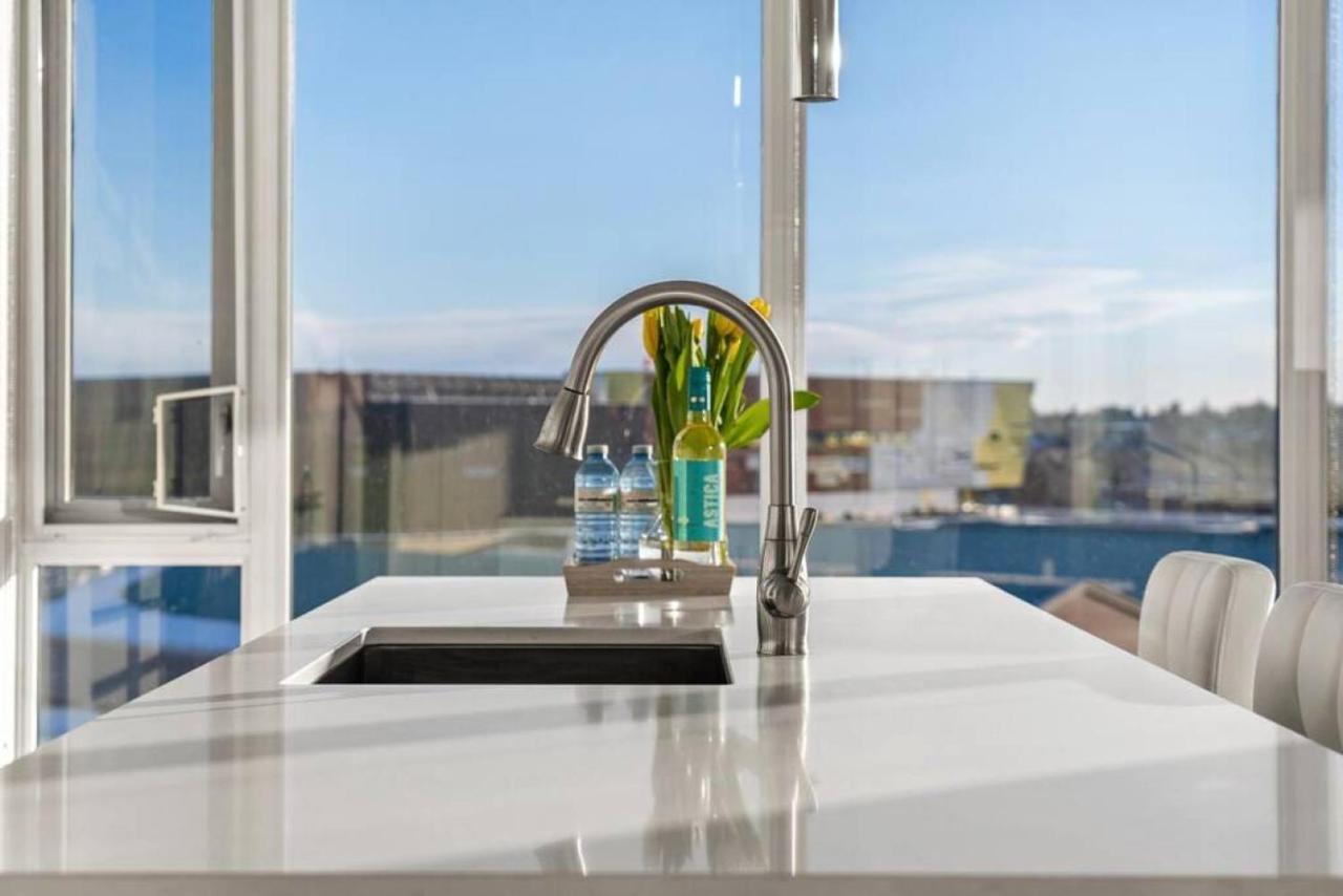 Luxury Apartment On The 9Th Floor Near Stampede, Complimentary Wine, 2 Car Ug Parking YYC Exteriör bild