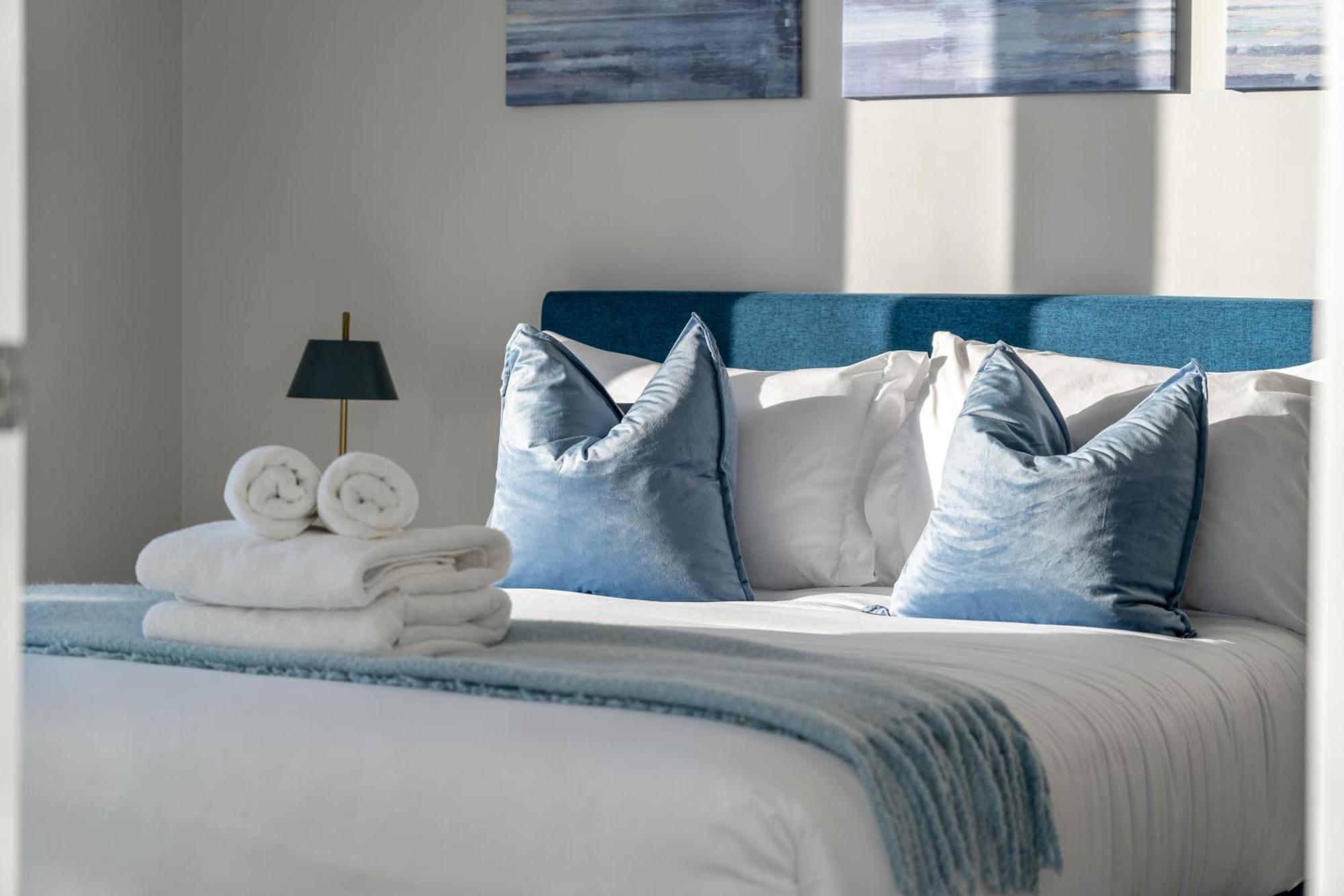 Luxury Apartment On The 9Th Floor Near Stampede, Complimentary Wine, 2 Car Ug Parking YYC Exteriör bild